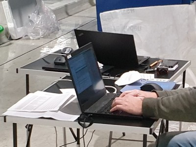 Mit Laptop auf Baustelle